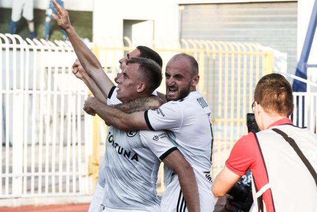 周娅菲担任三亚亚沙会闭幕式中国体育代表团旗手